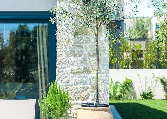 Flores By Guide Villa